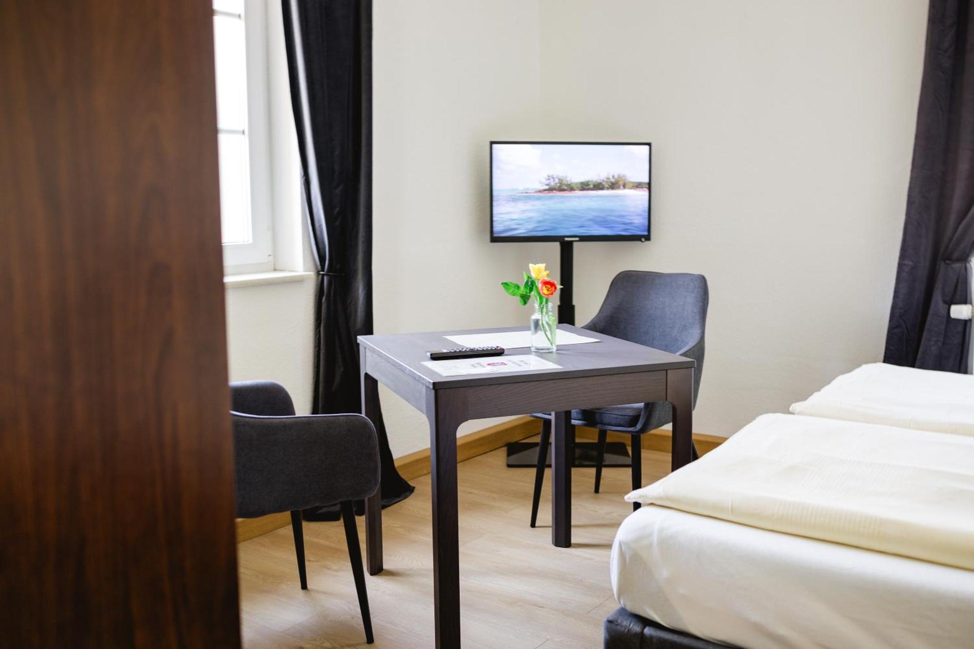 Fliegerhorst Hotel Dresden Bagian luar foto