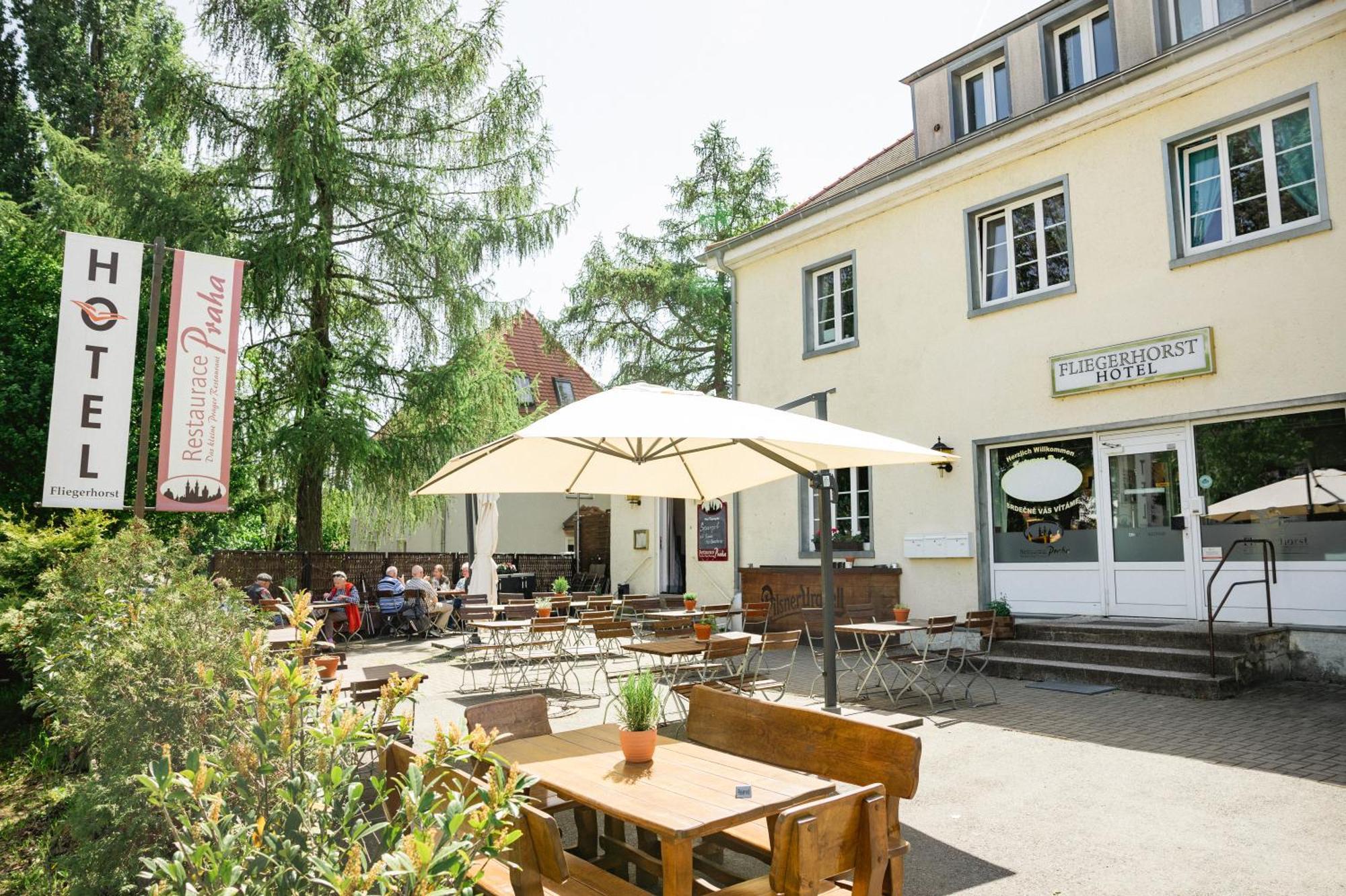 Fliegerhorst Hotel Dresden Bagian luar foto