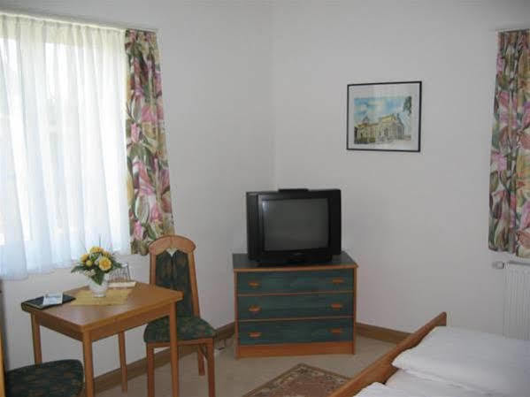 Fliegerhorst Hotel Dresden Bagian luar foto
